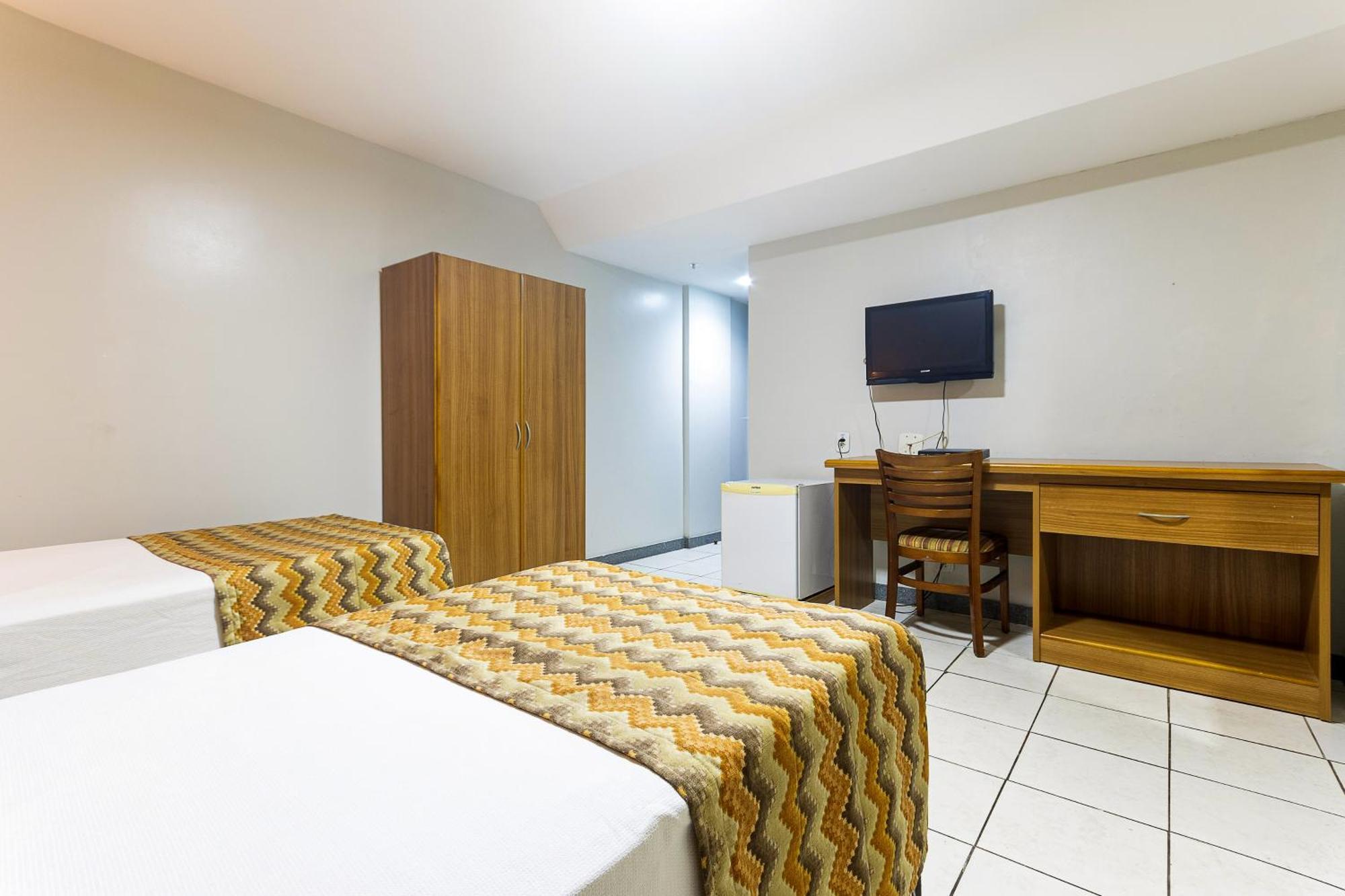 Quarto com 2 Camas de Solteiro